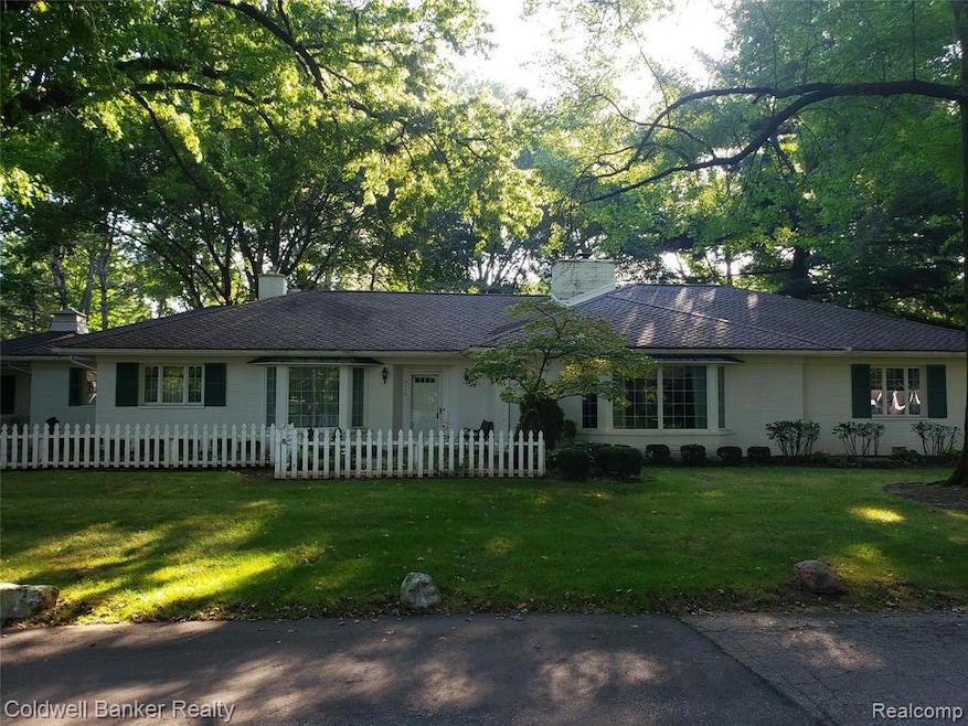 6175 E Surrey Rd, Bloomfield Hills, MI 48301 - photo 1