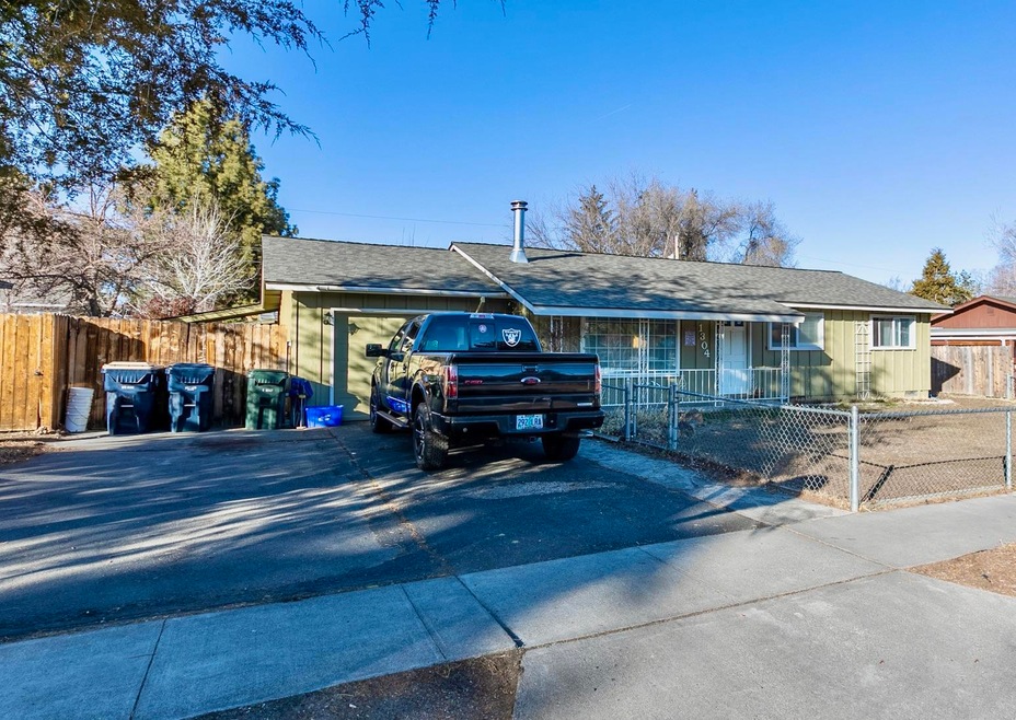 1304 NE Hollinshead Dr, Bend, OR 97701 - photo 1