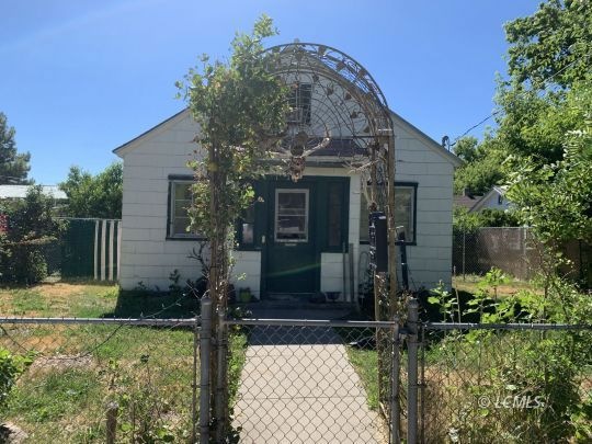 36 S L St, Lakeview, OR 97630 - photo 1