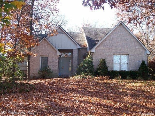 2898 W Bloomfield Oaks Ct, Orchard Lake, MI 48324 - photo 1
