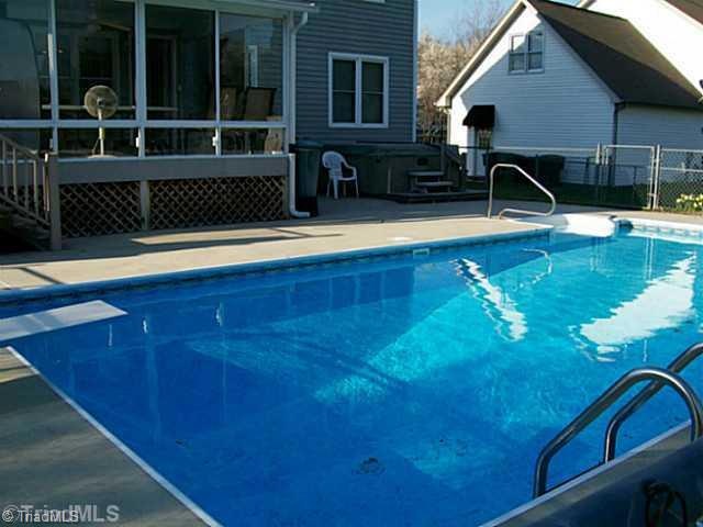 Swimming Pool/Hot Tub/Sauna. 16 x 32 Pool - 8  Deep