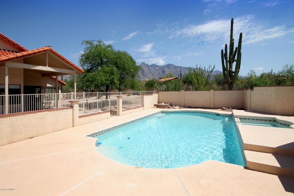 Enclosed Pool/Spa w/Mountain Views