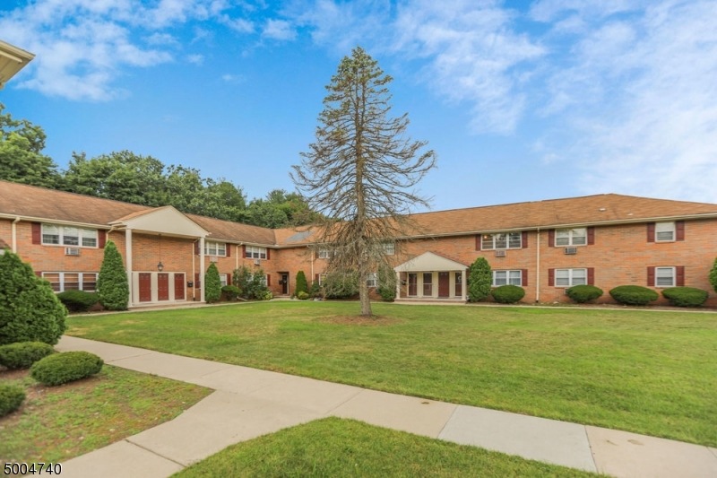 105 N Maple Ave unit C2105, Park Ridge, NJ 07656 - photo 1