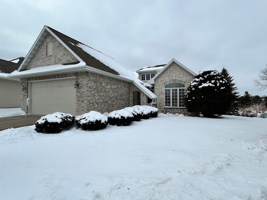 924 E Pondview Ct, Appleton, WI 54913 - photo 1