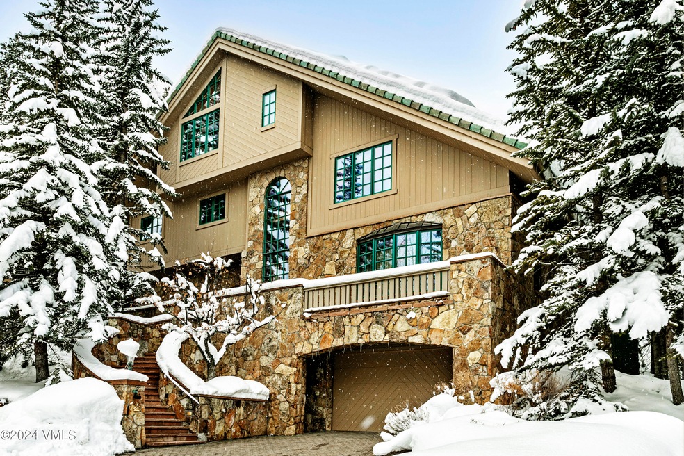 12 Chateau Court-print-066-059-Exterior-