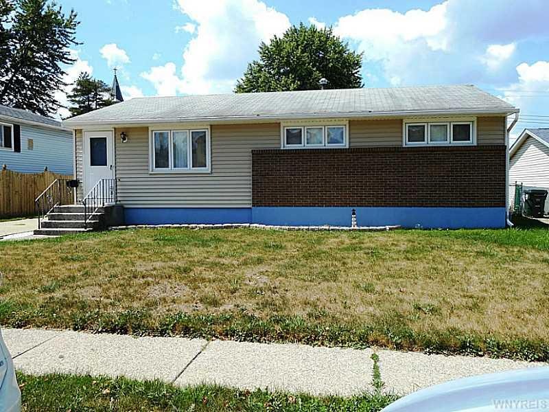 Exterior Front. Vinyle sided and a 1.5 car garage 
