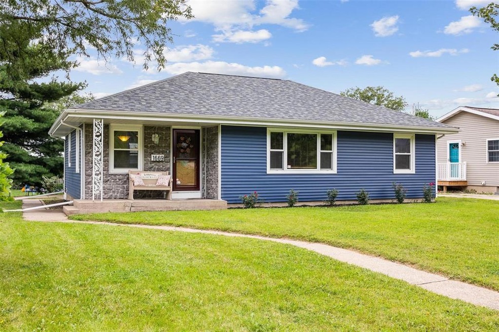 1669 10th St NW, Cedar Rapids, IA 52405 - photo 1