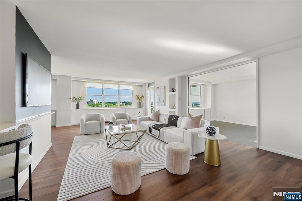 Light -Filled, Luxury ,3Br Apt.