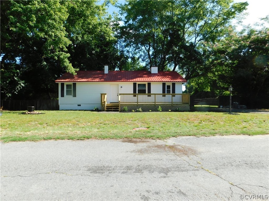 View of front facade featuring a front yard and a