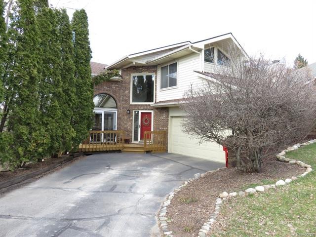 Front elevation on cul-de-sac