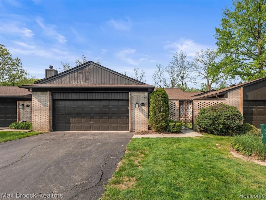 4122 Wabeek Lake Dr S unit 14, Bloomfield Hills, MI 48302 - photo 1