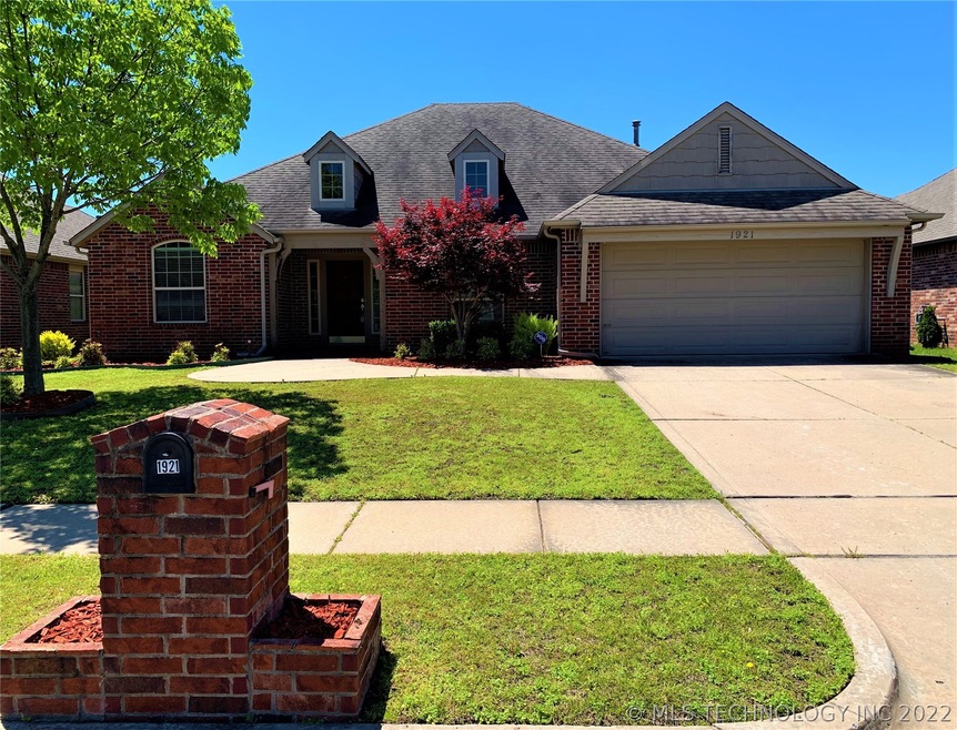 1921 E Queens St, Broken Arrow, OK 74012 - photo 1