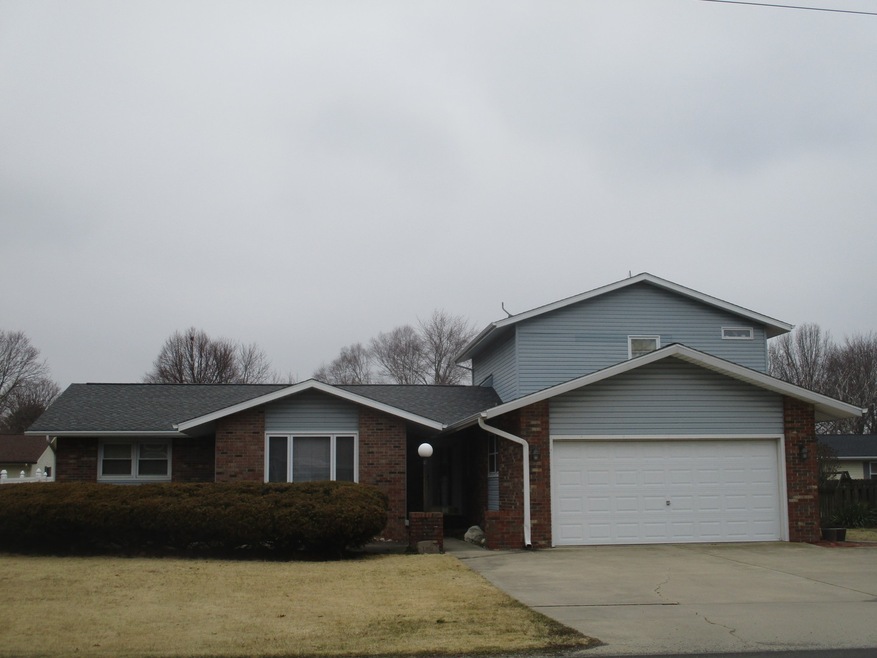 806 E Northline Rd, Tuscola, IL 61953 - photo 1