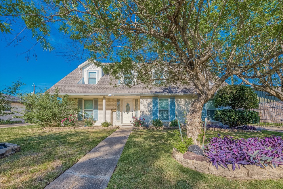 Welcome to a gorgeous house in Sharpstown! Well maintained, with loads of curb appeal!
