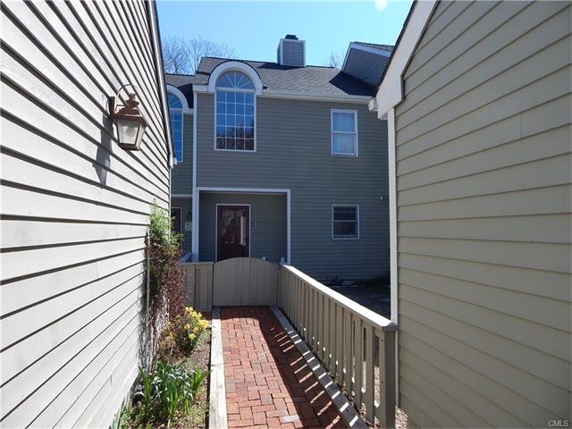 Private entrance with a lovely courtyard for garde