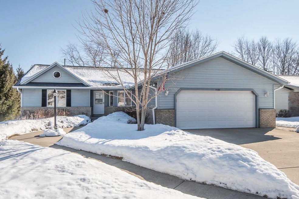 1121 Villa Park Dr, West Bend, WI 53090 - photo 1