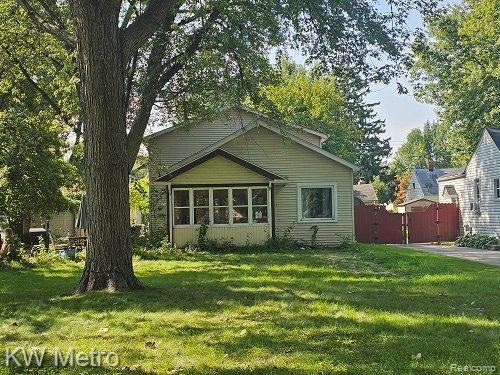 21920 Maxine St, Saint Clair Shores, MI 48080 - photo 1