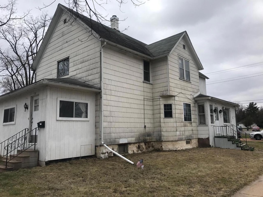 712 N Maple Front