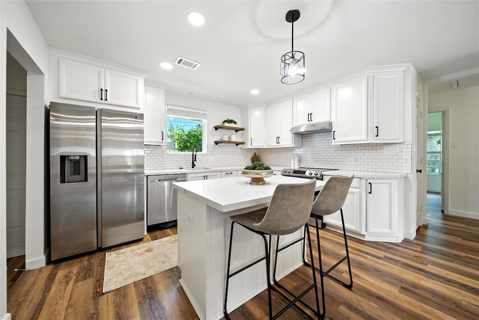 Welcome to the beautiful 1610 Antoine St!