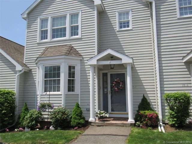 Beautiful townhouse condominium just move in and p