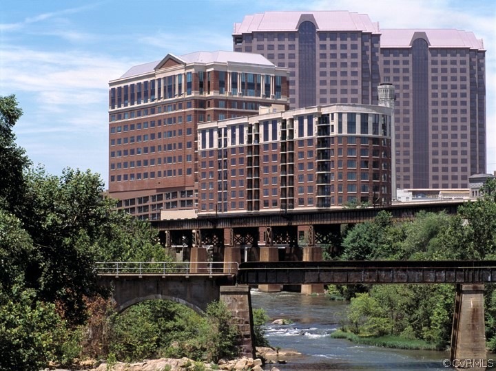 Fabulous 2 bedroom NW corner penthouse at Riversid