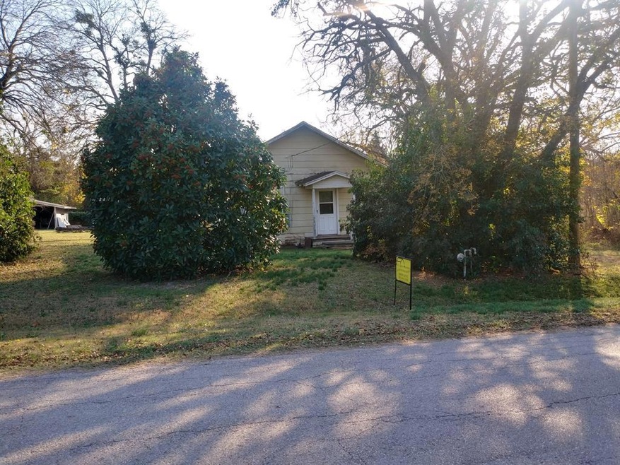 529 W Locust St, Whitewright, TX 75491 - photo 1