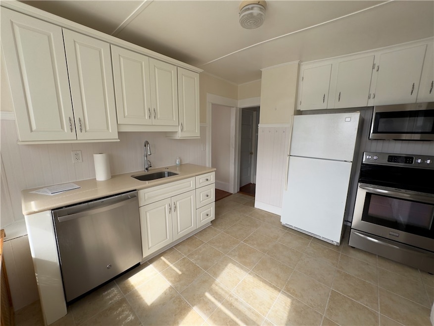 15 Freeborn St unit 2, Newport, RI 02840 - photo 1