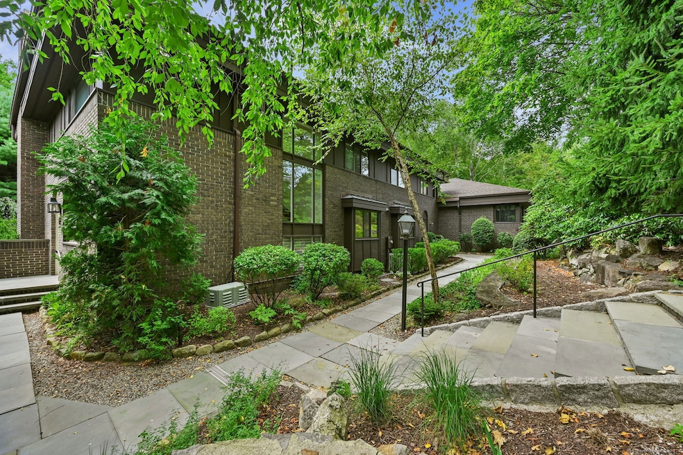 289 New Norwalk Rd unit 22, New Canaan, CT 06840 - photo 1