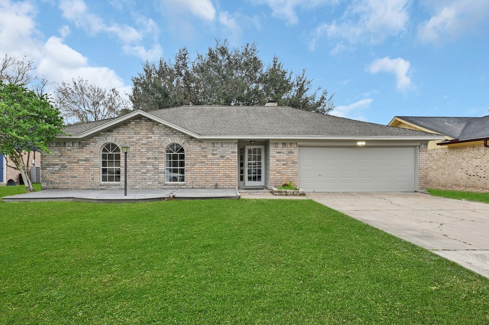 1513 Kings Park Dr, Alvin, TX 77511 - photo 1
