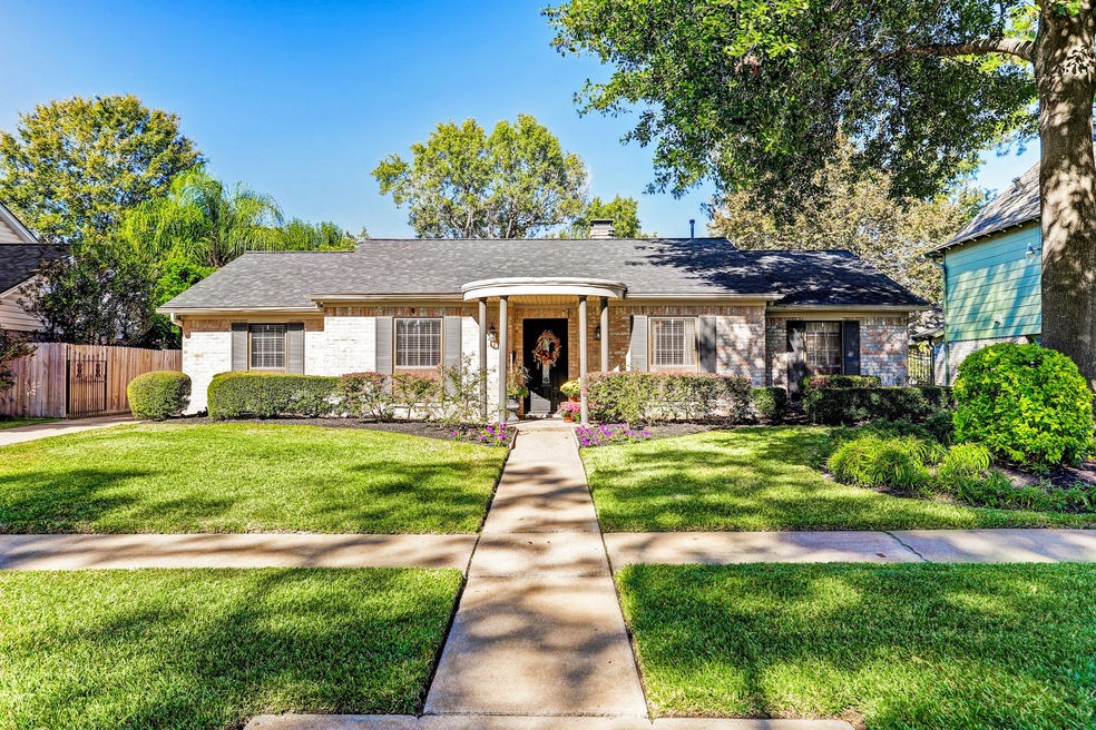 1062 Richelieu Ln, Houston, TX 77018 - photo 1