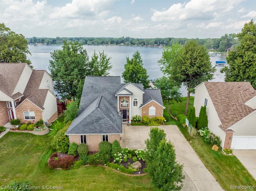 347 Cove View Dr, Waterford, MI 48327 - photo 1