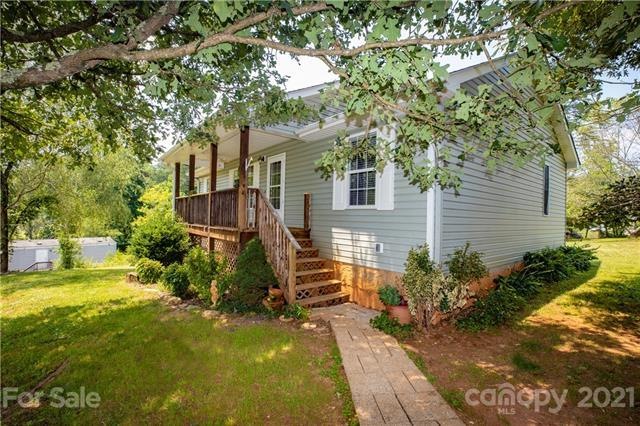 Country living within minutes to all the shopping 