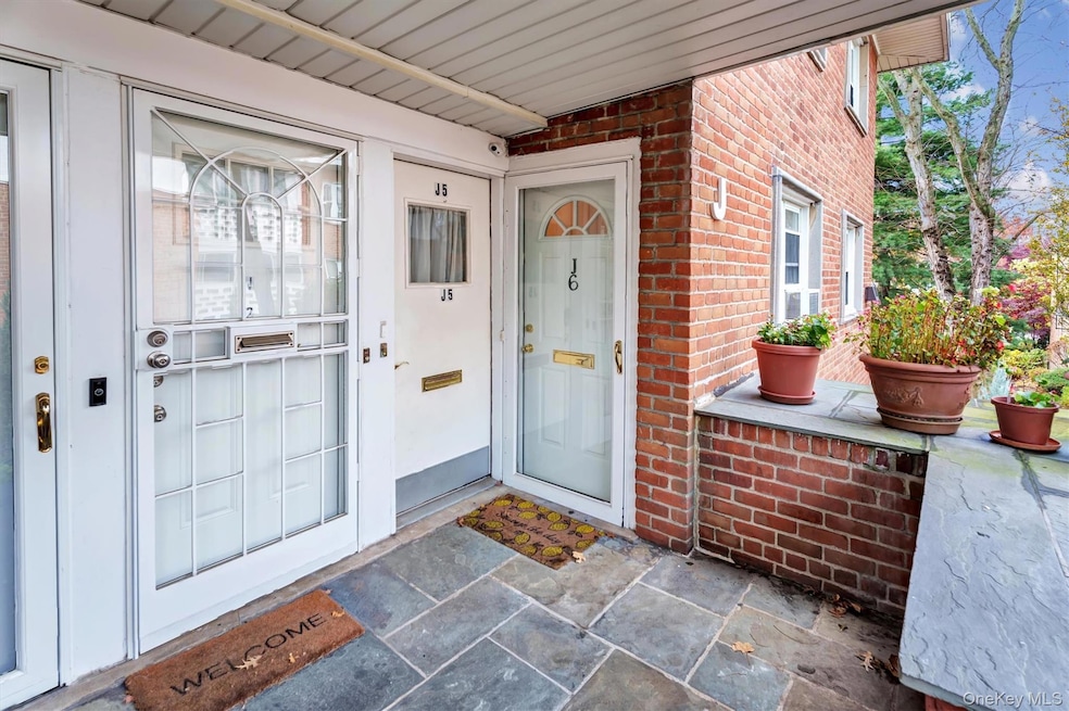 200 S Middle Neck Rd unit J-6, Great Neck, NY 11021 - photo 1