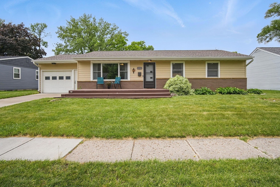 2203 Jensen Ave
