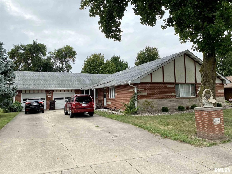 11 Eisenhower Dr, Jacksonville, IL 62650 - photo 1