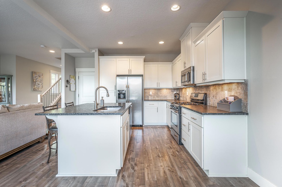 1071 SE Leonel Ln, Bend, OR 97702 - photo 1