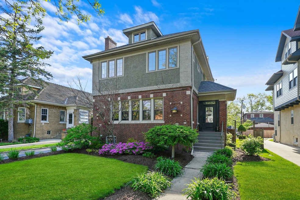 555 S Saylor Ave, Elmhurst, IL 60126 - photo 1