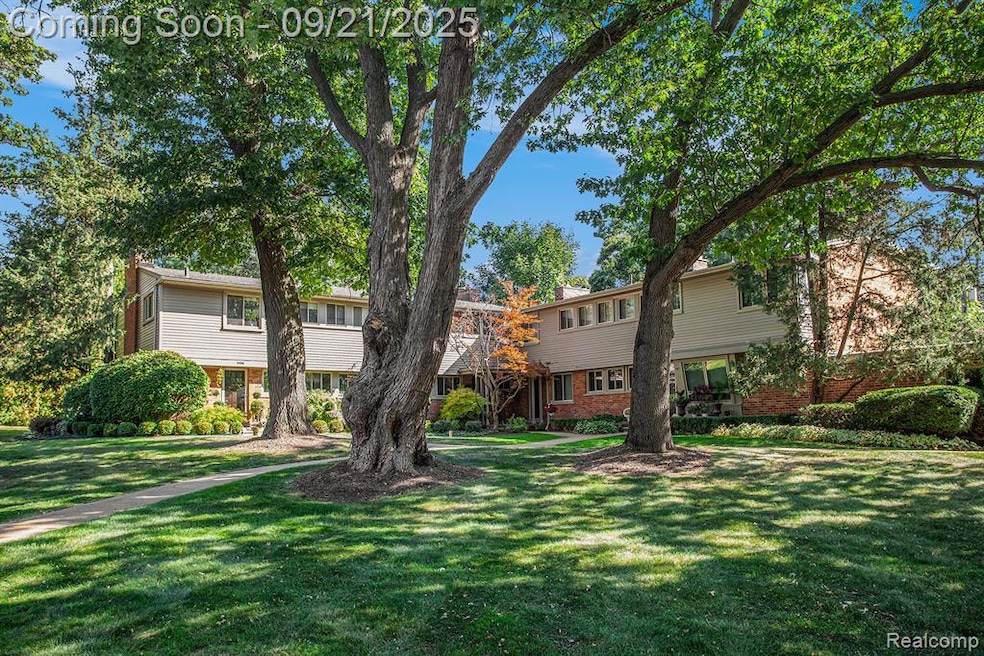 1054 Stratford Ln, Bloomfield Hills, MI 48304 - photo 1