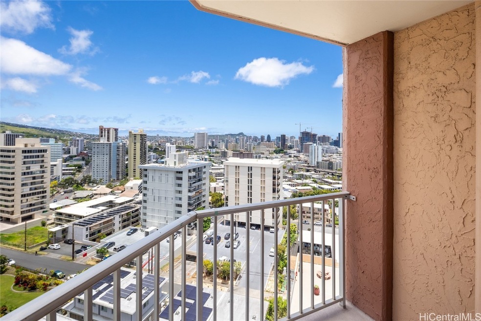 City views with Diamond Head in the distance