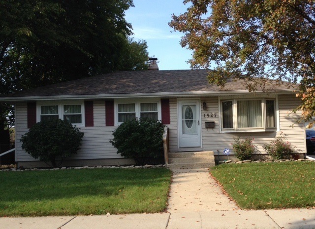 1527 Roanoke Ave, Aurora, IL 60506 - photo 1