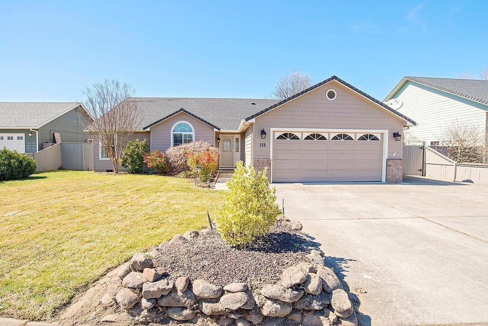 119 Meadowbrook Dr, Central Point, OR 97502 - photo 1