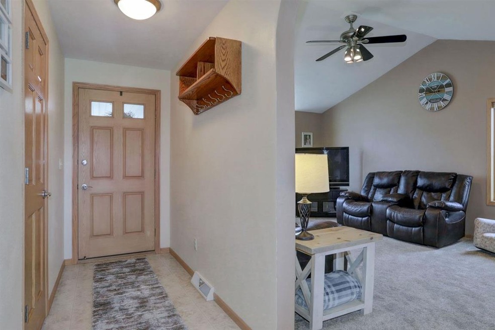 N9610 Hartford Ln, Appleton, WI 54915 - photo 1