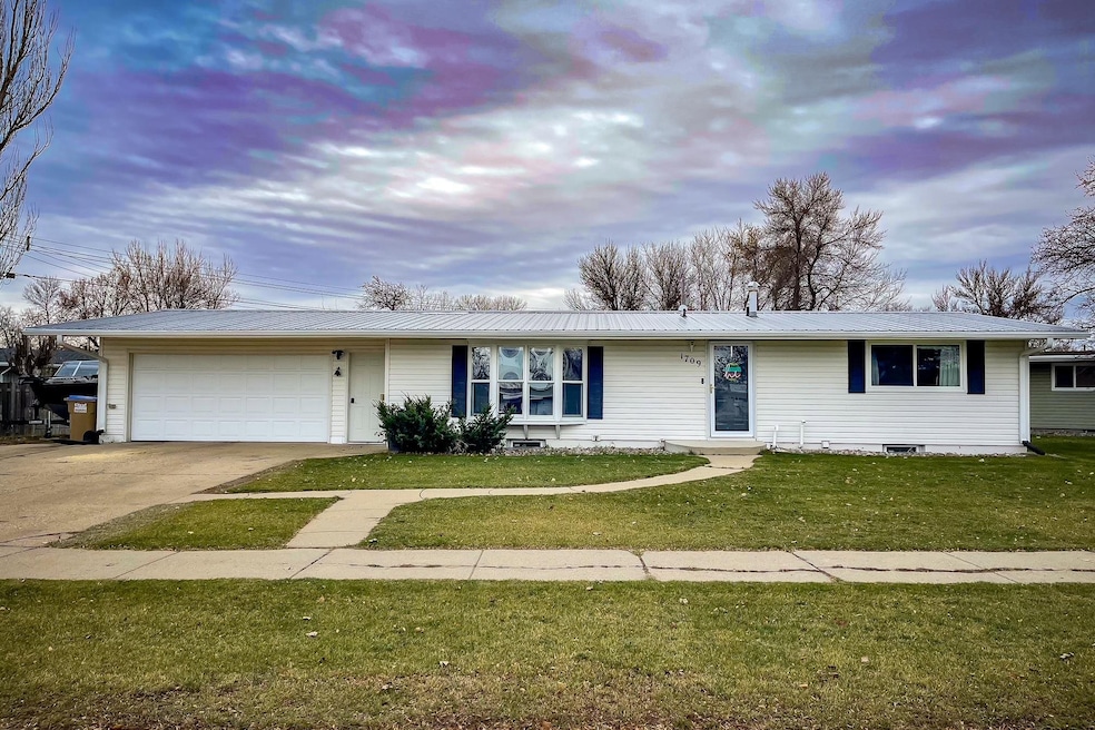 1709 5th Ave SW, Minot, ND 58701 - photo 1