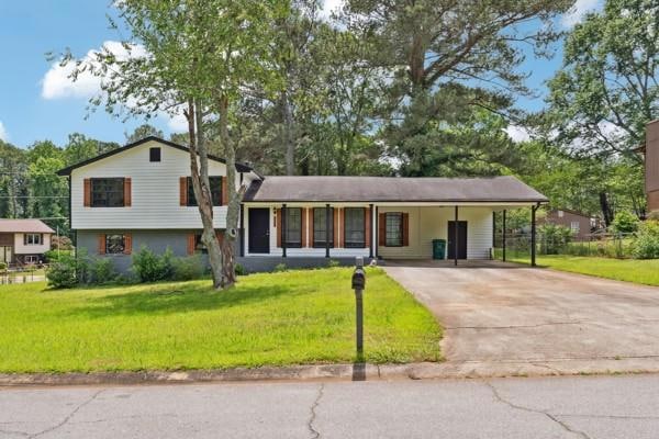 View of front of home featuring a front lawn, driv