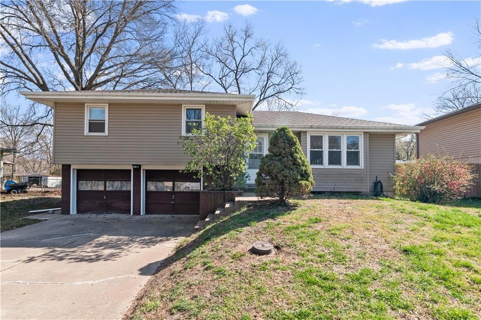 316 Highland Rd, Lansing, KS 66043 - photo 1