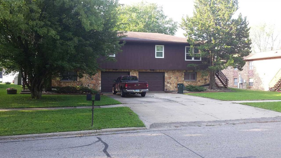 2302 W 3rd St unit 2, Cedar Falls, IA 50613 - photo 1