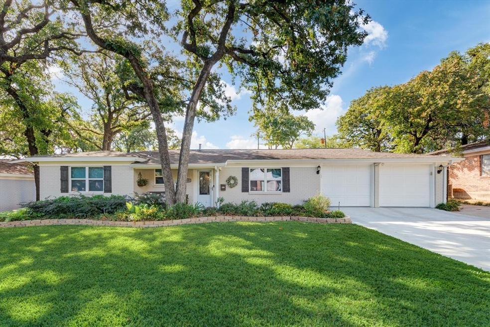 609 Woodcrest Dr, Hurst, TX 76053 - photo 1