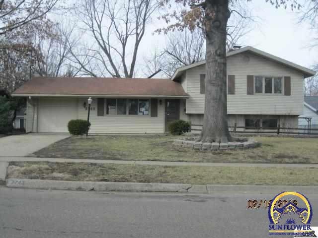 2743 SW James St, Topeka, KS 66614 - photo 1