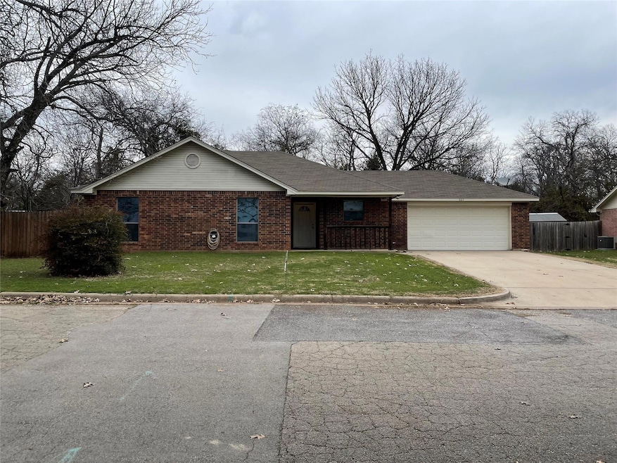 607 E Water St, Weatherford, TX 76086 - photo 1