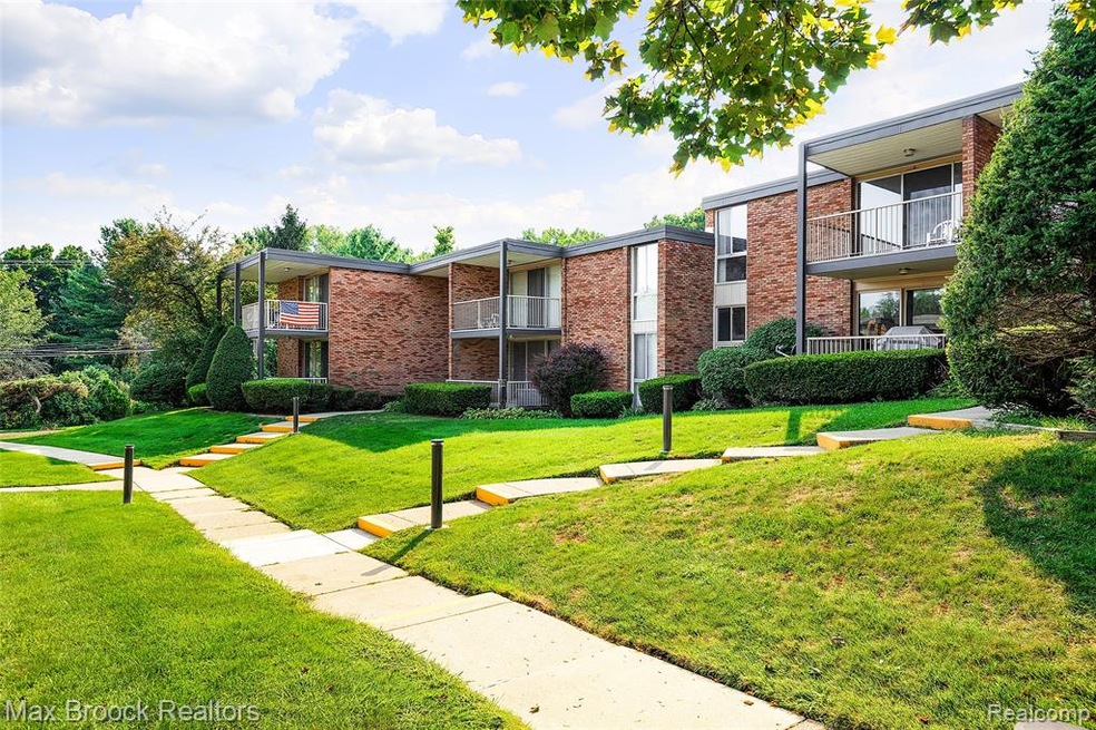 4049 W Maple Rd unit 204, Bloomfield Hills, MI 48301 - photo 1